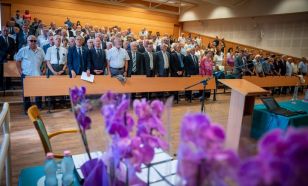Aranydiplomákat adtak át a Neumann János Egyetemen – Fél évszázada végeztek a GAMF mérnökei