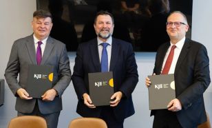 Közös pályát nyitna a diákok előtt a Neumann János  Egyetem és a Mercedes-Benz Schule