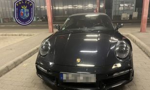 Körözött luxusautót találtak Tompán