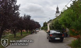 Az előzést megkezdő motoros elé kormányozta autóját