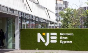 Egységes ösztöndíjrendszerrel és új támogatással erősíti hallgatóit a Neumann János Egyetem