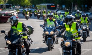 Látványos felvonulással zárult a Füredi Autósiskola motoros vezetéstechnikai nyílt napja
