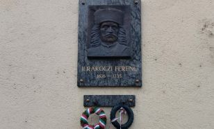 II. Rákóczi Ferenc emléktáblájánál tartanak koszorúzást