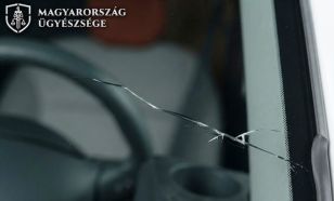 A szélvédőn vett elégtételt a szabálytalannak vélt kanyarodás miatt
