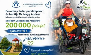Példaértékű összefogás: 200 ezer forint támogatást kapott a kecskeméti autista gyermekek játszótere