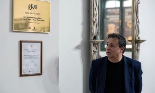 Elhelyezték a Cifrapalotában Az Év Kiállítása 2025 díjat jelképező réztáblát