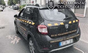 Salátás ládával támadt a közterület-felügyelőkre az úttestet eltorlaszoló boltos