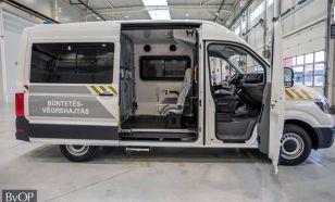 Balesetet szenvedett egy rabszállító autó és kísérőautója Kiskunhalason