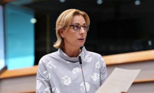 Szemereyné Dr. Pataki Klaudia bejegyzése „lenyomta” a Magyar Péter főszereplésével megtartott Mercedes üzemavatót