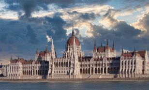 Vizsgálóbizottságokat állíthat fel, és elkezdi az alaptörvény-módosítás vitáját a parlament