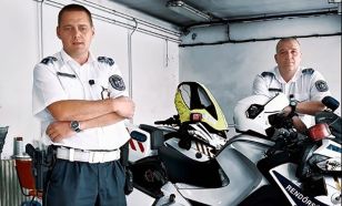 „Két métert repültem a levegőbe” – Megszólalt a rendőrmotoros, akit egy menekülő sofőr sodort el Baján (VIDEÓ)
