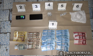 Kristállyal kereskedő nagymama lett vádlott