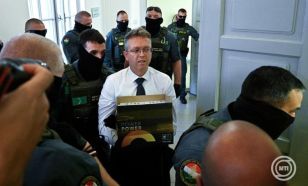 Videón, ahogy Hankó Balázst 11 NAV-kommandós kíséri a Kecskeméti Járásbíróságon