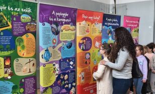 Kecskeméten startolt a „Szeretem a papírt” országos kampány vándorkiállítása