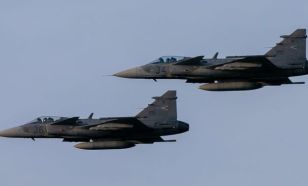 Díszelgő áthúzással tisztelegnek a kecskeméti Gripenek a forradalom hősei előtt