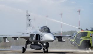 Megérkezett a kecskeméti repülőbázisra a két új Gripen harcászati repülőgép