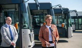 Újabb lépés a megújulás útján: hat modern csuklósbusz állt forgalomba Kecskeméten
