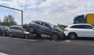 Egy pillanat, és máris dominó lett az autópályán – Durva baleset az M5-ösön