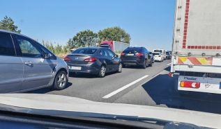 Több mint tíz kilométeres a torlódás az M5-ös Röszke felé vezető oldalán Lajosmizsénél
