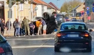 Karambolozott, majd felborult egy autó Kecskeméten