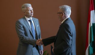 Mandátumátvétel Kecskeméten: megkezdődött a képviselők megbízóleveleinek átadása