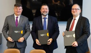 Közös pályát nyitna a diákok előtt a Neumann János  Egyetem és a Mercedes-Benz Schule