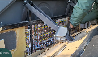 Az oldalsó rekeszek és az ülések háttámlája is dohánytermékkel volt megtömve a bolgár szerelvényen