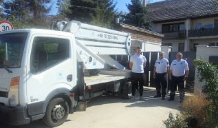Emelőkosaras járművel segítettek hazajutni egy kizárt idős nőnek Kecskemét belvárosában