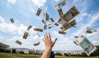 Év végével kivezeti a közszolgálati dolgozók évi egymillió forintos támogatását a kormány