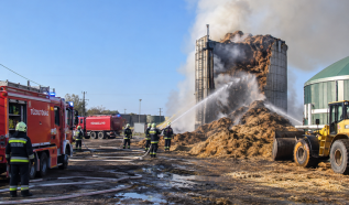 Szalmadarálék ég Kecskemét külterületén, elhúzódó oltásra készülnek a tűzoltók