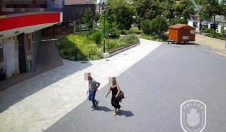 Alvó nőt fosztottak ki a vonaton, a kamerák mindent rögzítettek