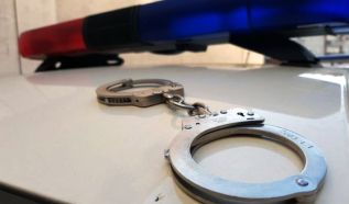 Átmásztak a kerítésen, majd ütötték, rugdosták, végül feltépték a bejárati ajtót