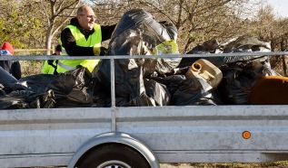 Kiskertváros ismét összefog és begyűjtik az illegális szeméthegyeket az út mellől