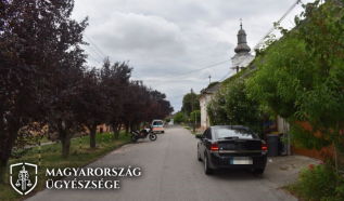 Az előzést megkezdő motoros elé kormányozta autóját
