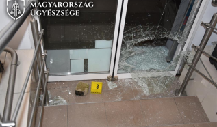 Háromszor is betört a piaci büfébe