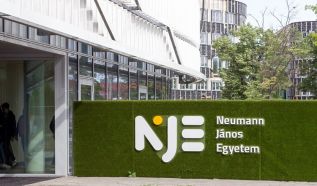 Egységes ösztöndíjrendszerrel és új támogatással erősíti hallgatóit a Neumann János Egyetem