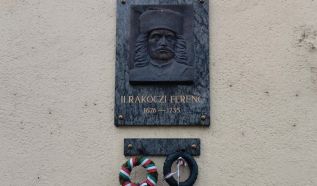 II. Rákóczi Ferenc emléktáblájánál tartanak koszorúzást