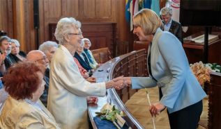 Díszdiplomás pedagógusokat köszöntöttek a Kecskeméti Városházán