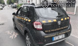Salátás ládával támadt a közterület-felügyelőkre az úttestet eltorlaszoló boltos