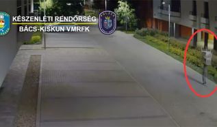 A kamera lebuktatta, a rendőr felismerte – Elfogták a kerti bútor tolvaját (VIDEÓ)