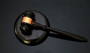 Álrendőrként raboltak Kecskemét belvárosában – Jogerős ítélet született a párossal szemben