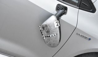 Sikeres vizsga utáni mélyrepülés: Milliós kárt hagyott Kecskeméten maga után a „tükörvadász”