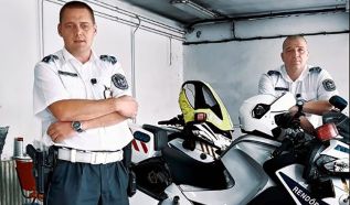 „Két métert repültem a levegőbe” – Megszólalt a rendőrmotoros, akit egy menekülő sofőr sodort el Baján (VIDEÓ)