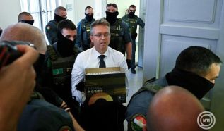 Videón, ahogy Hankó Balázst 11 NAV-kommandós kíséri a Kecskeméti Járásbíróságon