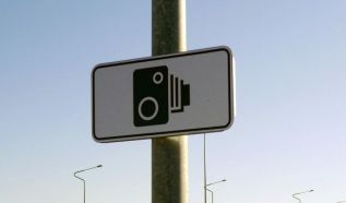 Ötven helyett 106 kilométeres tempóval hajtott