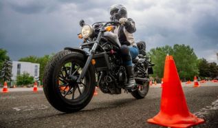 Szezonnyitó Motoros Vezetéstechnikai Nyílt Nap a Füredi Autósiskola és Képző Központban