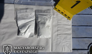 Tolltartóban és bőröndben rejtegették a kábítószert