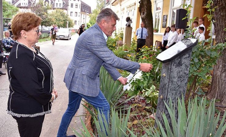 Koszorúzással emlékeztek Fazekas József piarista tanárra