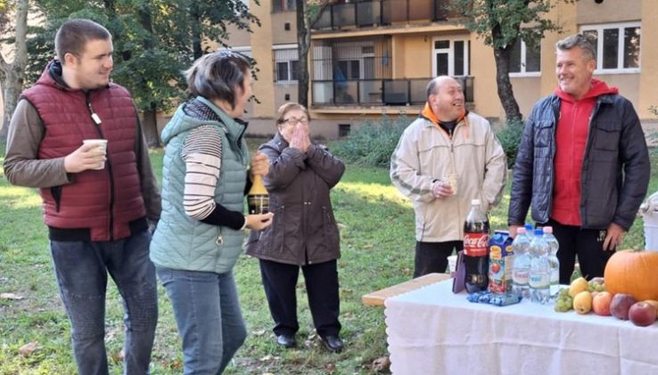 Közösségi takarítás és jó hangulat a Rávágy téren
