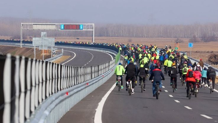 Kerékpárosok és görkorcsolyások az M44-es autóút Szentkirály – Kecskemét szakaszán